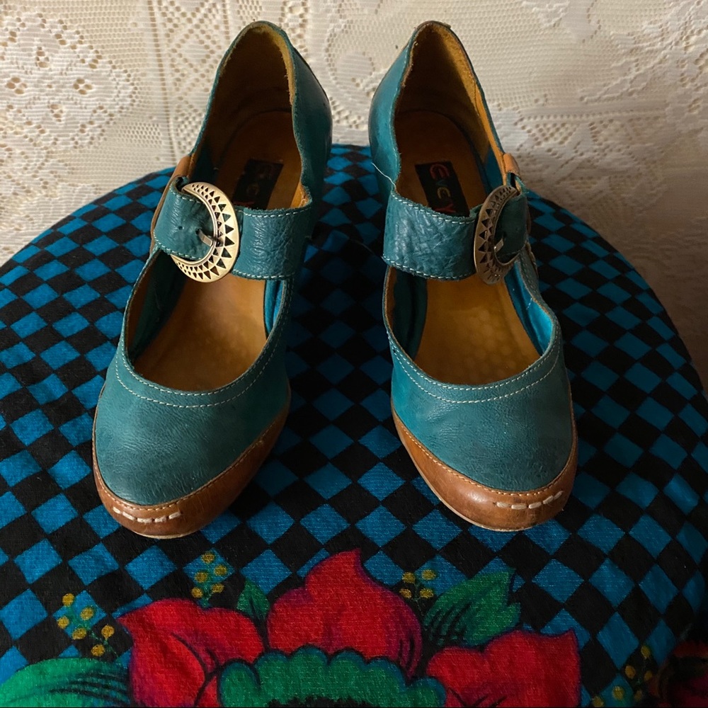 Everybody turquoise heels
